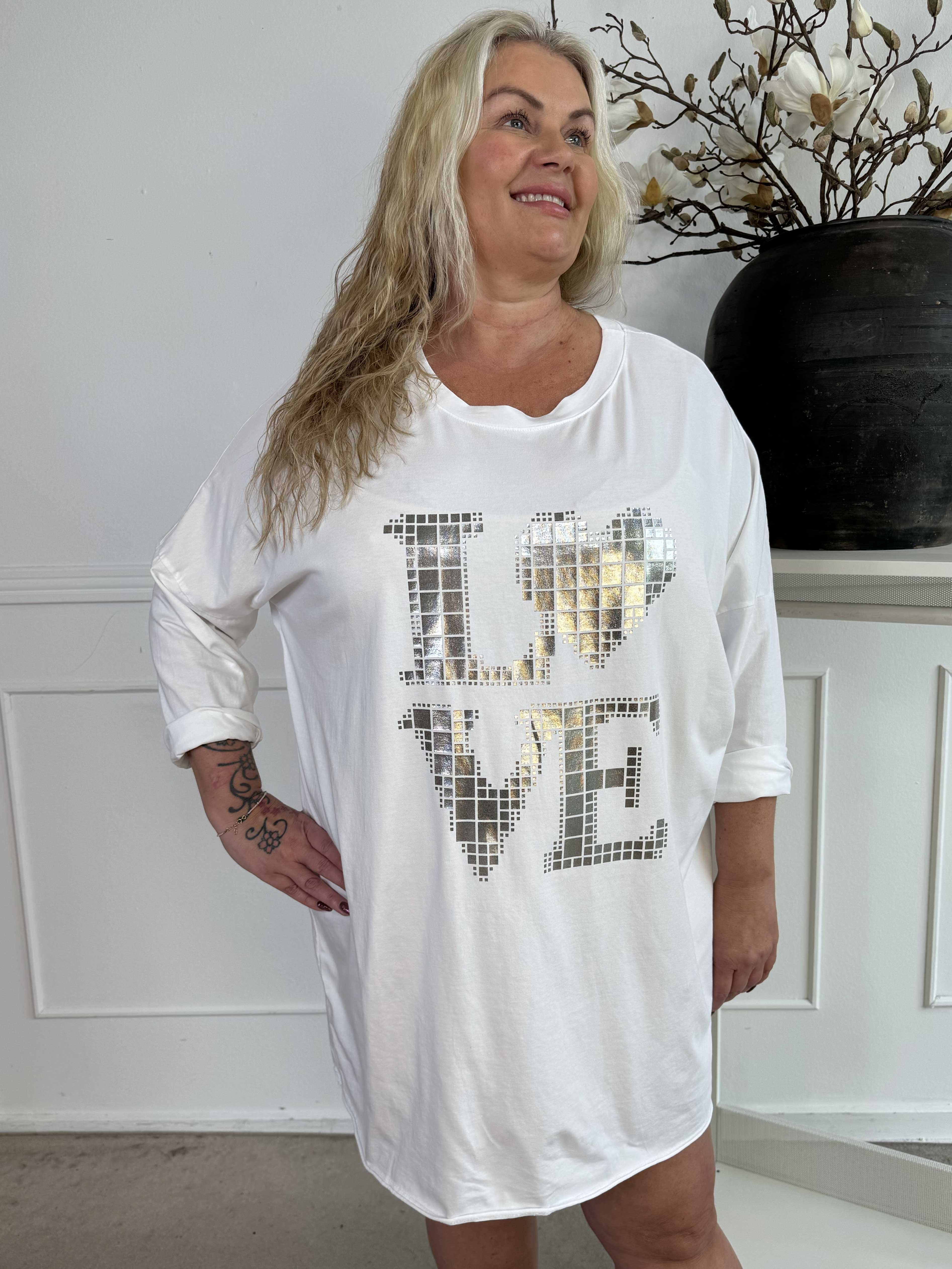 Oaklyn - Plus size joggingklänning i bomull med silverskrift på framsidan